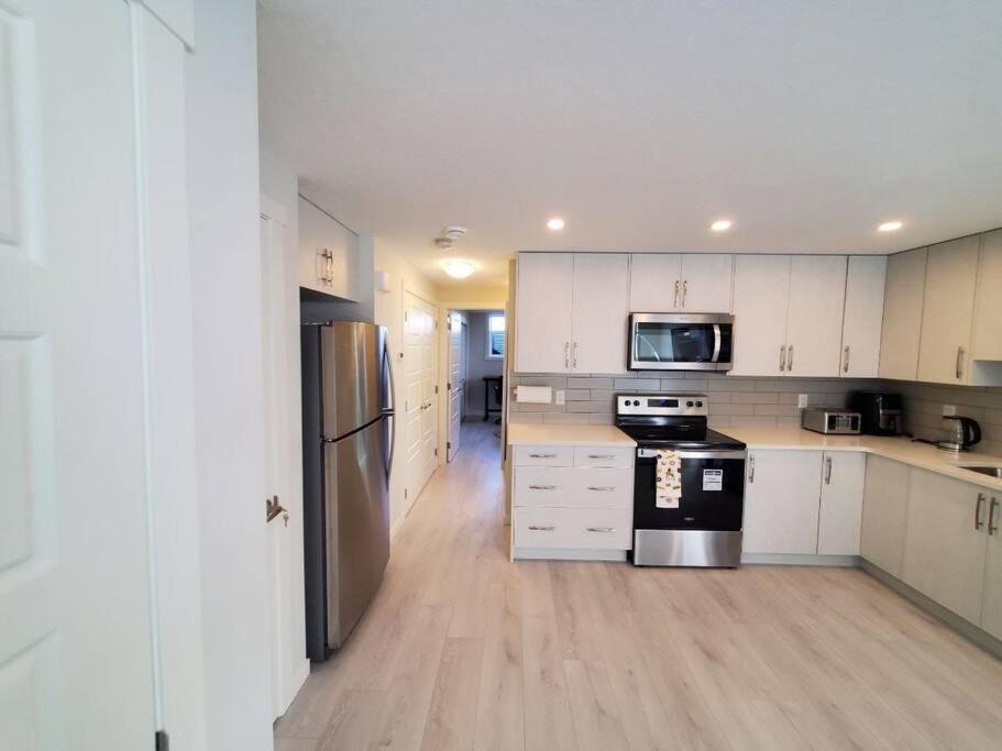 Appartamento Cozy Rockland Park Unit+Parking YYC Esterno foto