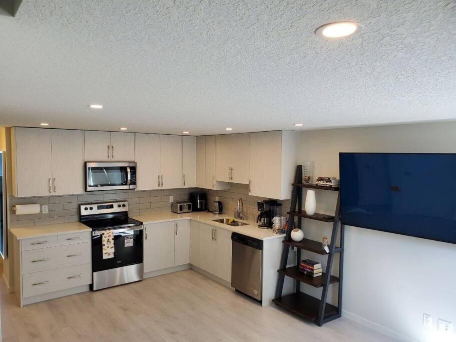 Appartamento Cozy Rockland Park Unit+Parking YYC Esterno foto