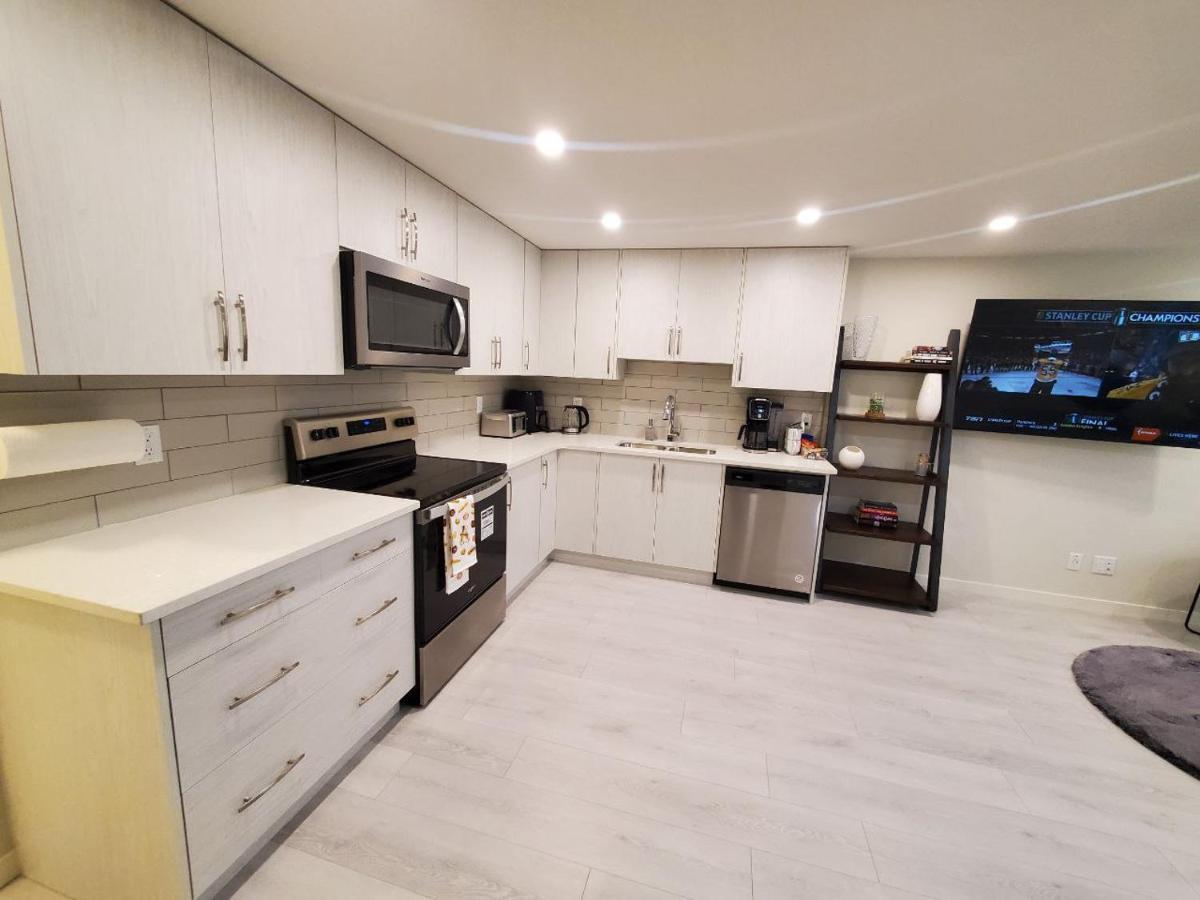 Appartamento Cozy Rockland Park Unit+Parking YYC Esterno foto