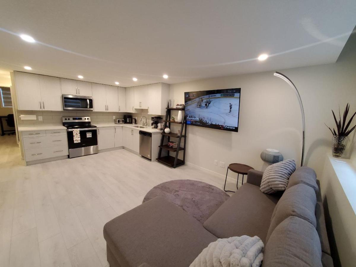 Appartamento Cozy Rockland Park Unit+Parking YYC Esterno foto