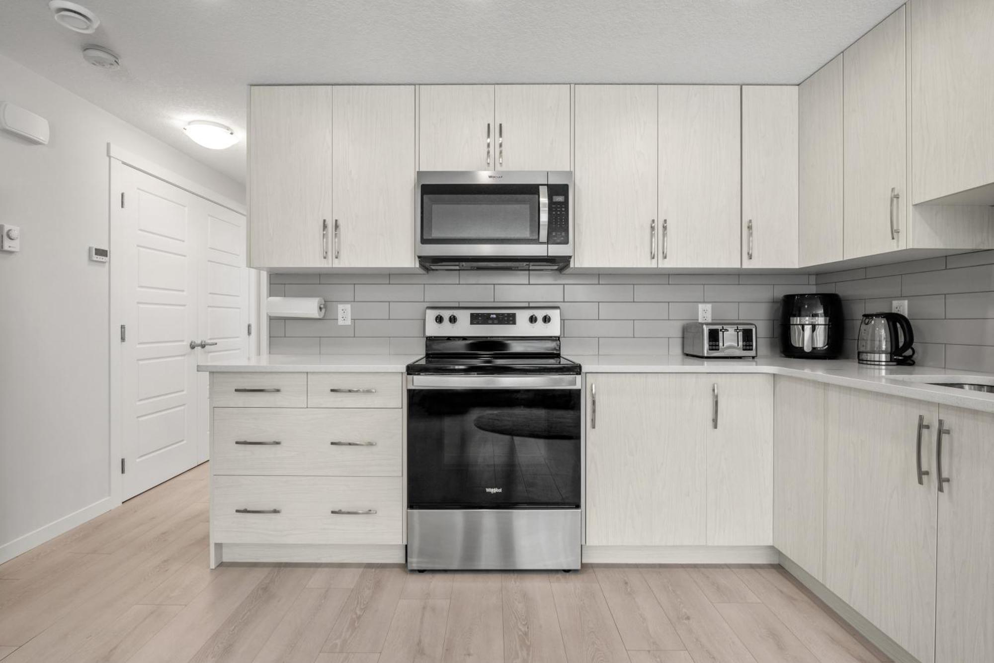 Appartamento Cozy Rockland Park Unit+Parking YYC Esterno foto
